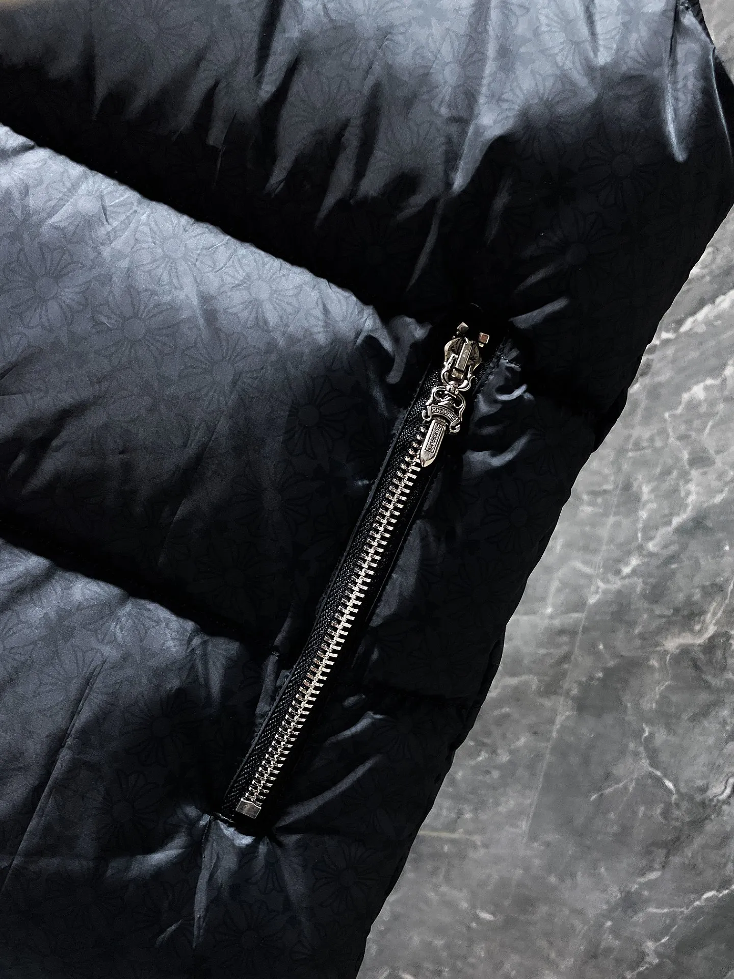 P656 Chrome Hearts ❄️Winter Down Jacket Series❄️ Chrome Hearts Dark Pattern Series Hooded Down Vest, available simultaneously at counters❤The hood is detachable! The best Guangzhou national standard 90 velvet on the market! ! The world’s highest fluffiness of 900D! ! High standard and sufficient down filling! ! Exterior windproof and waterproof dark pattern custom fabric, interior high-grade dark pattern lining fabric to prevent lint, original hardware molding, exquisite craftsmanship details, casual or formal wear ✨ slim fit and not bloated Recommended color: Customized dark pattern flower series Code number: S, M, L, XL